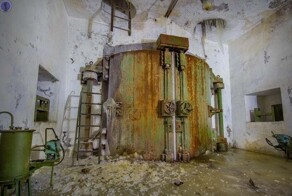 За этими мощными воротами был ядерный арсенал нескольких ракетных полков