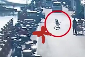 В Китае 70-летний мужчина спас упавшего в реку младенца