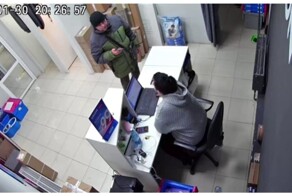 Мужчина недоволен тем, что ему не дали доступ к интернету в пункте выдачи