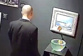 На выставке современного искусства в Москве, посетитель решил попробовать на вкус один из экспонатов — рыбку