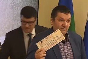 В ХМАО депутат вручил главе района золотой разводной ключ за "достижение в области ЖКХ"