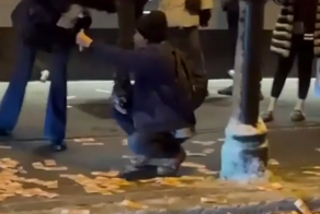 Блогер раскидал фальшивые деньги на улице в Москве и попал под проверку полиции