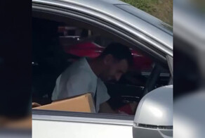 Месси в пробке встретил фанатов и дал им автограф