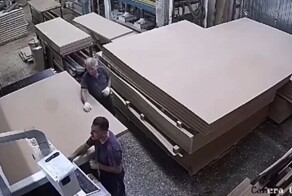 В Новочебоксарске рабочего зажало листами МДФ на дверной фабрике