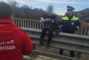 В Сочи сотрудники ДПС спасли женщину, которая собиралась свести счёты с жизнью