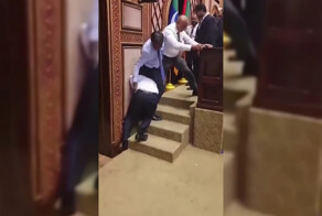 В парламенте солнечных Мальдив депутаты подрались во время голосования парламента за кандидатов в министры