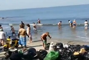 Туристы из России устроили субботник на пляже в Индии и попали в новости
