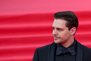 "Я не готов менять свои принципы": актёр Милош Бикович лишился роли в сериале «Белый лотос» после травли со стороны МИД Украины