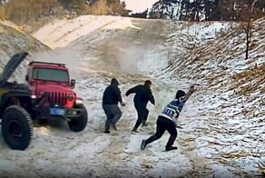 Водитель перепутал педали и чудом не сбил очевидцев заезда