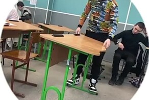 Девятиклассников из Мариуполя заставили на камеру извиниться за сломанную парту