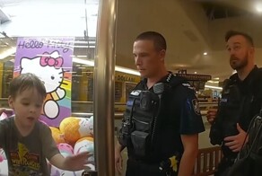 Полицейским пришлось спасать мальчика, залезшего в автомат с игрушками