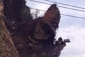 Автомобилистам повезло уцелеть во время оползня в Китае