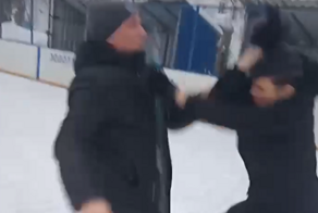 В Новосибирске мужчина избил подростков на катке