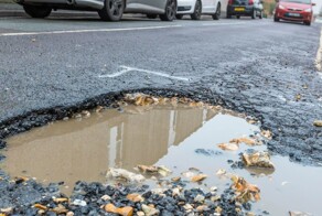 Автомобилист составил досье на 250 выбоин