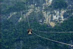 В клетке над пропастью (7 фото)