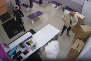 В сети появилось видео того, как грузчик швыряет товары, заказанные клиентами маркетплейса