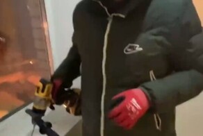 Неадекватный мужчина решил посверлить в подъезде