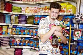 В Госдуме предложили разрешить есть продукты в магазинах ещё до оплаты на кассе