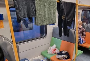 Охранники подмосковной электрички развесили свои вещи на поручнях и лишились работы