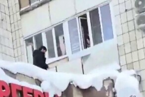 В Казани мужчина на лету поймал младенца, которого неадекватный отец выбросил с пятого этажа
