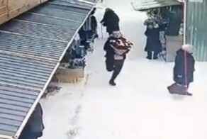 Школьник украл букет из 101 розы из цветочного магазина