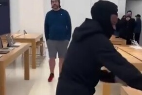 В США налётчик похитил 49 смартфонов и без проблем скрылся