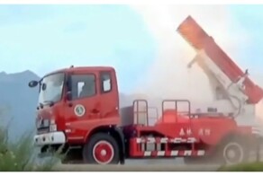 В Китае огнеборцы используют военную технику для тушения пожаров