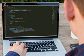 "Я вообще нифига не понимаю": парень без опыта в IT подделал резюме, устроился разработчиком с окладом в 300К и влип