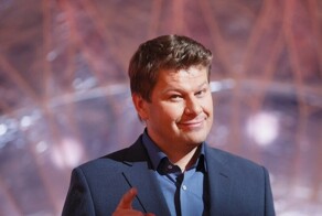 "Тащите сами!": известного комментатора Дмитрия Губерниева заставили самостоятельно тащить багаж в омском аэропорту