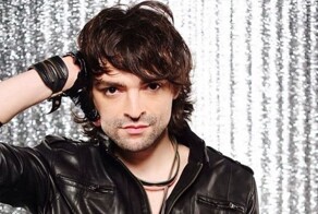 Российский певец Оскар живёт в спальном мешке на Брайтон-Бич и называет себя Скарлетт