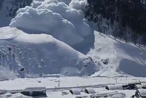 Сход массивной снежной лавины в индийском штате попал на видео