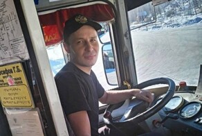 В Сибири водитель повернул набитый людьми автобус и отвёз потерявшего сознание пассажира в больницу