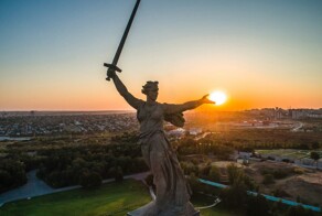 В Госдуме назвали идиотом активиста, предложившего "одеть" монумент "Родина-мать"