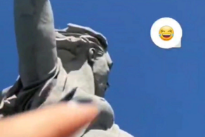 "Кощунство и пошлость!": в Москве задержали блогера, "пощекотавшего" грудь памятника «Родина-мать»