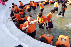 Фестиваль невероятной жадности: ловля рыбы в проруби голыми руками