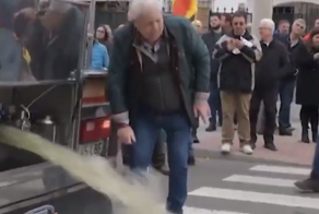 В ходе разборок между виноделами 25 тысяч литров вина вылили на дорогу