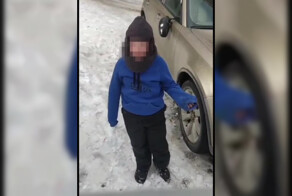 В Новосибирске ребёнок отломал зеркало, отпинал бампер и фары припаркованной Infiniti