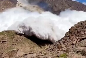 Турист снял на видео, как его поглотила снежная лавина в горах Киргизии