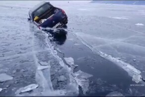 Два внедорожника провалились под лёд Байкала