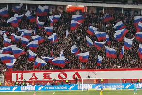 Сербские болельщики принесли российский флаг на матч чемпионата Сербии