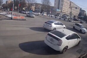 После ДТП перепутала педали и разгромила новогодний городок