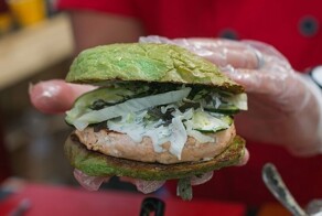 В Приморском крае больше полусотни людей отравились бургерами с сальмонеллой