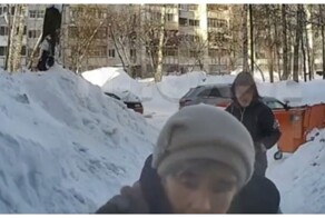 Негодяй ограбил беззащитную бабушку в подъезде