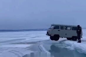 "Нам пофиг! Мы отбитые": «Буханка» на скорости пролетела через трещину на Байкале