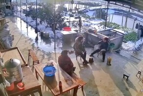 Хорошая реакция спасла несколько человек во время обрушения навеса