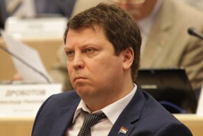 «Народ подраспустился»: депутат Госдумы посетовал на современную моду и заявил, что мужчины не должны ходить с женскими сумками