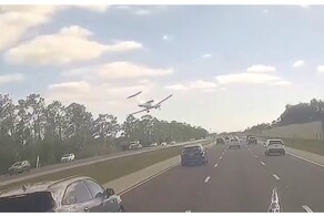 Видео падения частного самолёта на трассу в США появилось в сети