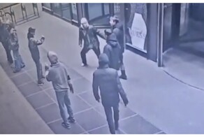 Массовая драка с участием подростков у торгового центра в Санкт-Петербурге