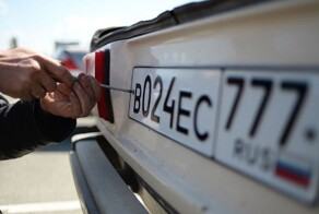 В Латвии с 15 февраля начнут отбирать автомобили с российскими номерами, а владельцев штрафовать