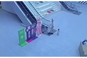 Годовалая девочка повредила палец на эскалаторе